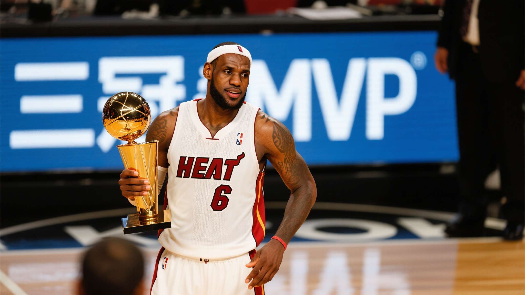 约基奇成nba历史唯一mvp 值得强调的是,在过去二十余年里,仅乔丹、詹姆斯等极少数传奇人物实现了至少“三冠M
