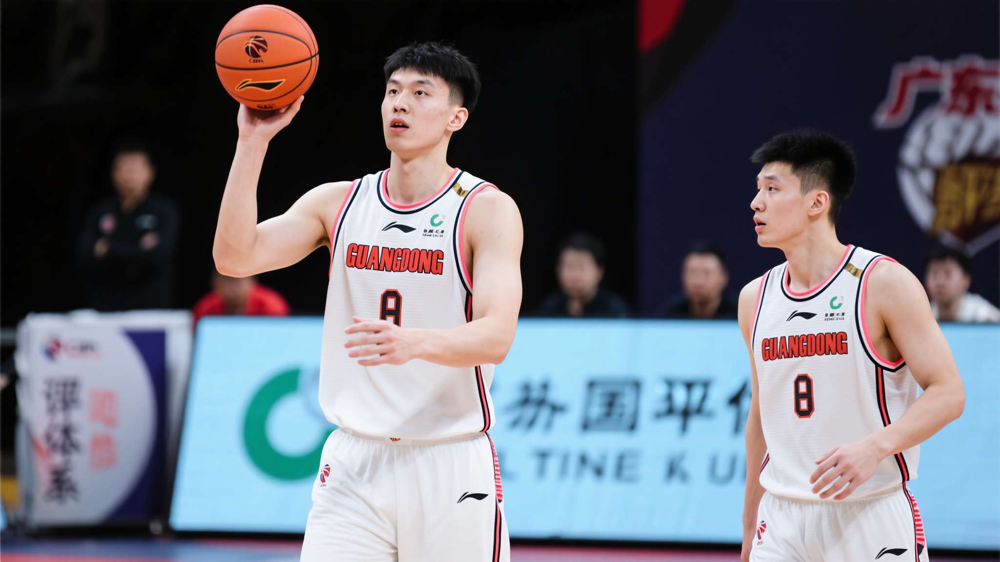 广东休赛期大洗牌:张皓嘉2人稳了,奎因也不用走,拉科4人恐被裁 在广东队内部评估体系中,张皓嘉凭借本赛季稳定的表现赢得了教练组的高度认可。作为本