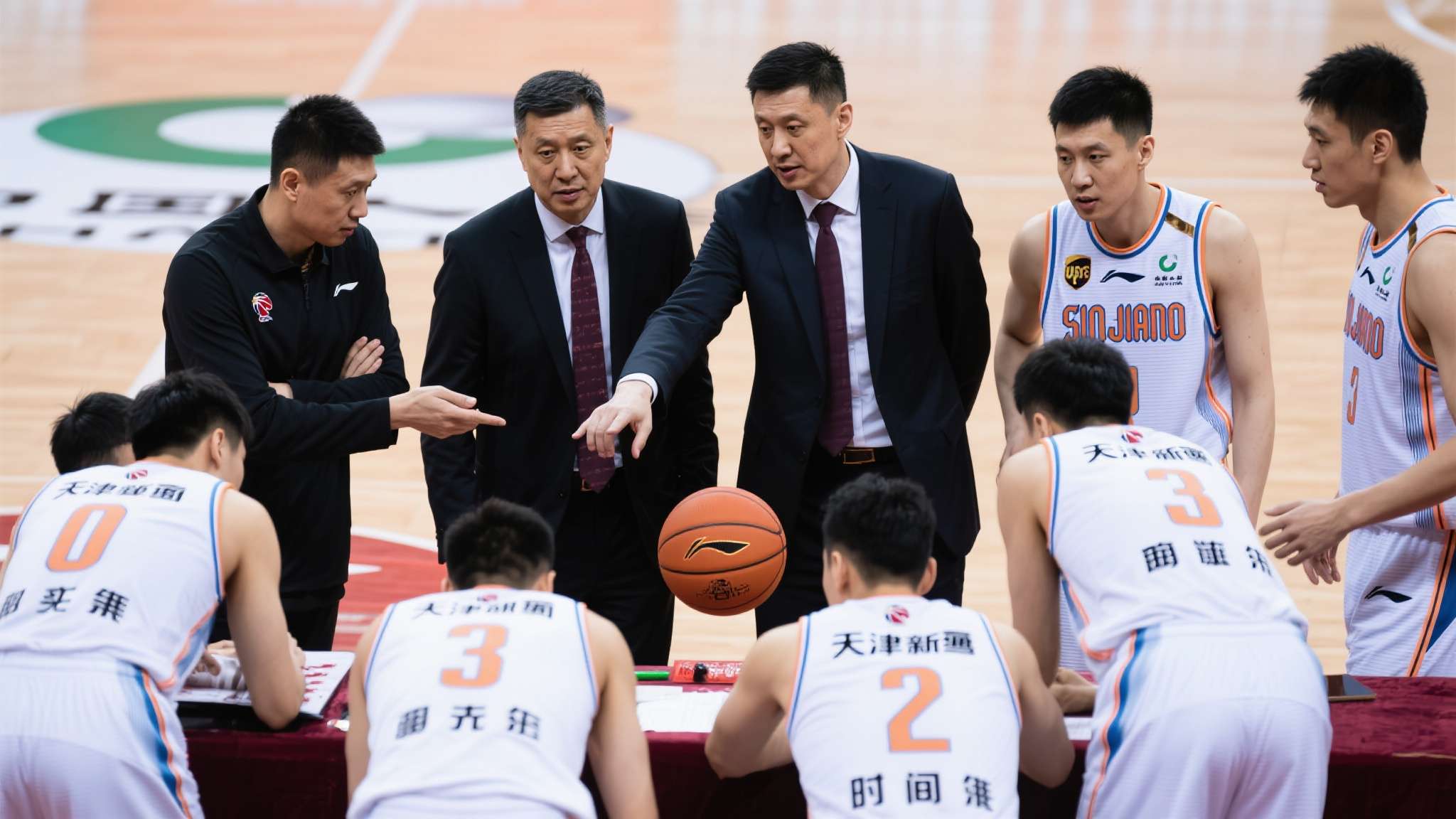 广东男篮全运会夺冠 如果管理层仍固守旧式打法,不与教练组共同探索多元化战术布置,将很难抵御现代篮球发